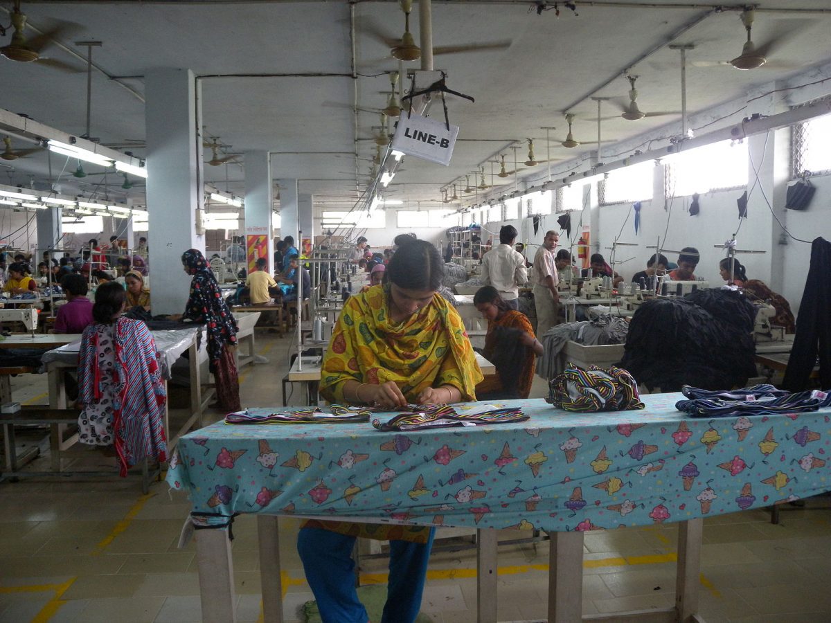 Femmes travaillant dans une usine de textile au Bangladesh